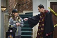 The Big Bang Theory – Zweiter Versuch: Gelingt es Amy (Mayim Bialik, l.) und Sheldon (Jim Parsons, r.) im Harry-Potter-Aufzug, endlich ungestört zärtlich miteinander zu werden?; Zweiter Versuch: Gelingt es Amy (Mayim Bialik, l.) und Sheldon (Jim Parsons, r.) im Harry-Potter-Aufzug, endlich ungestört zärtlich miteinander zu werden?