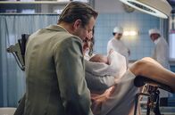Charité – Nach der Enbindung kommt Prof. Prokop (Philip Hochmair, l) zu seiner Frau Helmi (Hana Baronˇová) und seinem Baby in den Kreißaal.