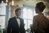 Der junge Inspektor Morse – Detective Endeavour Morse (Shaun Evans) warnt Dr. Naomi Benford (Naomi Battrick) davor, Informationen der Polizei vorzuenthalten, da dies eine Straftat ist. Diese berichtet ihm jedoch von Anweisungen, an die sie sich halten muss.