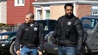 Chicago P.D. – Dante Torres (Benjamin Levy Aguilar, l.) und Kevin Atwater (LaRoyce Hawkins, r.)
