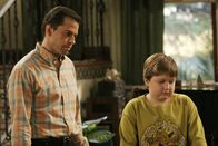 Two and a Half Men – Nachdem Jake (Angus T. Jones, r.) vom Unterricht suspendiert wurde, bekommt er Ärger mit seinem Vater Alan (Jon Cryer, l.) ...
