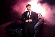 Edins Neo Night – Edin Hasanovic vor einem Oldtimer für seine ZDFneo-Show "Edins Neo Night".