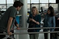 Stronger – (l-r): Jeff Bauman (Jake Gyllenhaal), Patty (Miranda Richardson) und Erin Hurley (Tatiana Maslany)