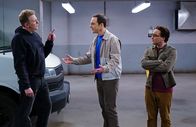 The Big Bang Theory – Um ihre Superfluid-Helium-Theorie zu verteidigen, müssen Sheldon (Jim Parsons, M.) und Leonard (Johnny Galecki, r.) auf illegale Machenschaften und den Schwarzmarkt-Händler Kenny (Michael Rappaport, l.) zurückgreifen ...