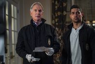 Navy CIS – Leroy Jethro Gibbs (Mark Harmon, l.); Nick Torres (Wilmer Valderrama, r.)