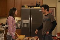 How I Met Your Mother – Lily plant zum ersten Mal für die Clique eine Thanksgivingfeier zu veranstalten. Robin (Cobie Smulders, l.) und Ted (Josh Radnor, r.) wollen dafür einen Kuchen backen, was natürlich ganz anderes endet als geplant ...