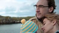The Hallow – Adam (Joseph Mawle) und Clare (Bojana Novakovic) Hitchens ziehen mit ihrem Baby aus London ins irische Hinterland.