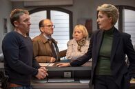 Großstadtrevier – Dr. Nikolaus Füllkrug (Vilmar Bieri, 2.v.l.) beschuldigt die gehbehinderte Rentnerin Hildegard Hempel (Irmgard Rießen, 2.v.r.), seine Hühner gestohlen zu haben. Piet Wellbrook (Peter Fieseler,l.) und Frau Küppers (Saskia Fischer, r.) haben da so ihre Zweifel.