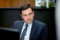 neoriginal: Hidden Agenda – Daniel (Joel Spira), Emilys Kollege und schärfster Konkurrent in der Wirtschaftskanzlei, kann seine Genugtuung nicht verbergen, dass Emily mit dem Schale-Konzern ein Großkunde entzogen wurde.