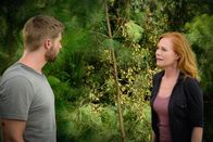 Under the Dome – Gelingt es Christine (Marg Helgenberger, r.), Barbie (Dean Norris, l.) doch wieder auf ihre Seite zu ziehen?; Gelingt es Christine (Marg Helgenberger, r.), Barbie (Dean Norris, l.) doch wieder auf ihre Seite zu ziehen?