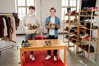 Checker Tobi – Checker Tobi und Schuhexperte Steven präsentieren Schnabelschuhe aus dem Mittelalter und die nachgebauten Schuhe von Ötzi.