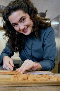 Zu Tisch mit Lucie - Kitchen Hacks – Köchin Lucie schneidet den mit Kräutern der Provence gebeizten Lachs.