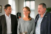 Die Rosenheim-Cops – Die Cops Hansen (Igor Jeftic, l.) und Hofer (Joseph Hannesschläger, r.) verdächtigen Nicolette Scheuner (Jo Kern), die eine Affäre mit dem Opfer hatte.