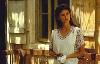Corellis Mandoline – Pelagia (Penélope Cruz) muss wohl oder übel dulden, dass ihr Vater einem italienischen Offizier ein Zimmer in ihrem Haus als Quartier anbietet ...