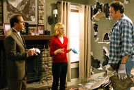 Monk – Der Allround-Handwerker Jake (Brad Garrett, r.) öffnet Monk (Tony Shalhoub, l.) und Natalie (Traylor Howard, M.) die Augen und macht ihnen klar, dass das Haus, das Monk gekauft hat, umfangreich renoviert werden muss ...