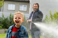 Knallerkerle – (2. Staffel) - Ob zu Hause im Garten mit den Kids, im Job oder im Urlaub - Antoine Monot, Jr. schlüpft in unterschiedliche Männer-Rollen und bringt witzige Momente aus dem Alltag auf den Punkt.