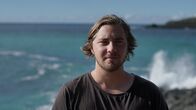 Notfälle hautnah – Dylan Briggs standing by the water. (National Geographic/Iona Feeder)