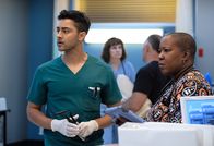 Atlanta Medical – Manish Dayal (Dr. Devon Pravesh), Denitra Isler (Schwester Hundley).