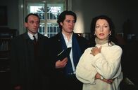 Kommissar Rex – Kommissar Moser (Tobias Moretti, M.) und Stockinger (Karl Markovics, l.) befragen Heidi Staller (Daniela Ziegler, r.), die Ehefrau des Entführten.