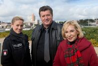 Notruf Hafenkante – Dagmar Berghoff (r.) spielt als Gaststar eine wichtige Zeugin in der Folge "Riskante Entscheidung" mit Rhea Harder (l.) und Bruno F. Apitz (M.).