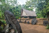 Mysteriöse Inseln – Massive Steinscheiben, die auf einer tropischen mikronesischen Insel im Pazifischen Ozean gefunden wurden, offenbaren ein einzigartiges Handelssystem. (Kredit: Robert Poole)