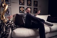 Blockbustaz – Gorilla (Sido) schaut zu, wie Mary versucht, Sol in Stimmung zu bringen.