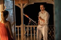 Death in Paradise – Sophie Chambers (Chelsea Edge) überrascht Neville Parker (Ralf Little) mit einem unerwarteten Besuch.