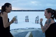 Signes – Signes Natur & Spiritualität Natasha Ruf und eine Freundin beim Eisbaden Copyright: SRF/RTS