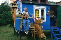 Löwenzahn Classics – Auf der Treppe zu seinem Dachgarten hat Peter (Peter Lustig) sich mit seinen Teddybären niedergelassen, um ein Loblied auf die Bärengattung zu singen.