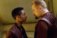 After Earth – Kitai Raige (Jaden Smith, l.); Private McQuarrie (David Denman, r.)