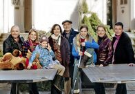 Nur mit Euch! – Gruppenbild mit Stofftier (v.l.n.r.): Olaf (Jan Erik Madsen), Katja (Sophie Schütt), Anna (Monique Schröder), Ulrike (Gila von Weitershausen) und Georg (Charles Brauer), Sophie (Hanna Höppner), Dana (Katja Studt) und Florian (Hardy Krüger jr.).