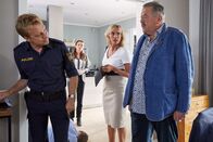 Die Rosenheim-Cops – Polizeihauptmeister Mohr (Max Müller, l.) spielt Pathologin Mai (Sina Wilke, 2.v.l.) und den Kommissaren Danner (Katharina Abt, 2.v.r.) und Hofer (Joseph Hannesschläger, r.) die Drohung eines Unbekannten auf dem Anrufbeantworter des Opfers vor.