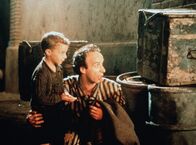 Das Leben ist schön – Der italienische Jude Guido Orefice (Roberto Benigni) versucht im Konzentrationslager seinen Sohn Giosue (Giorgio Cantarini) zu verstecken. : honorarfrei fuer Ankuendigungen und Veroeffentlichungen im Zusammenhang mit genannter Sendung bei Nennung: ARD/DEGETO (S 2), Presse und Programmbetreuung (069) 1509-334 oder -335