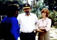 Ein Engel auf Erden – Die Heimleiterin Miss Holly (Bobbie Jordan, r.) teilt Jonathan (Michael Landon, l.) und Mark (Victor French) Genaueres über das traurige Schicksal des Waisenkindes Alex mit.