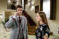 Sturm der Liebe – Fabien (Lukas Schmidt, l.) erhält im Beisein von Valentina (Paulina Hobratschk, r.), einen rätselhaften Anruf seines Vaters.