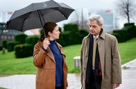 Die Füchsin – Produziert von der Odeon TV im Auftrag des WDR und der ARD Degeto für Das Erste. Regie Sabine Derflinger nach Drehbüchern von Ralf Kinder. Der Polterabend von Youssefs Cousine wird gesprengt, als eine Gruppe maskierter Männer den Saal stürmt und den Bräutigam Tobias zusammenschlägt. Die Detektei „Fuchs & Kilali“ erhält vom Brautvater den Auftrag, die Schläger ausfindig zu machen. Schnell finden Anne (Lina Wendel) und Youssef (Karim Chérif) heraus, dass die Braut einen Geliebten hat. Will er die Hochzeit verhindern? Als sie ihn aufsuchen, finden sie ihn in seiner Wohnung – ermordet. Als noch ein zweiter Mann gewaltsam zu Tode kommt, entdecken die Detektive Schritt für Schritt, dass nicht nur Eifersucht, sondern Geschäftsinteressen und veruntreutes Geld bei der Lösung des Falles eine große Rolle spielen. - Treffen mit dem alten Bekannten - und Informanten: Anne Marie Fuchs (Lina Wendel) und Ministeriums-Mitarbeiter Wolfgang Kröger (Rolf Berg)