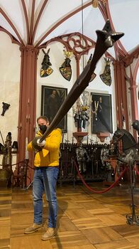 Tobis Städtetrip – Tobi mit einer Turnierlanze aus der Waffensammlung des Erbacher Schlosses.