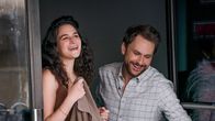 I Want You Back – Emma (Jenny Slate, l.); Peter (Charlie Day, r.)
