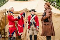 Outlander - Die Highland-Saga – (v.li.): Tim Downie (Governor Tryon), Sam Heughan (Jamie Fraser).