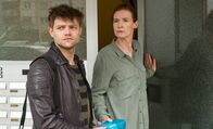 SOKO Stuttgart – Daria Schuster (Julika Jenkins) hält ihren Sohn Julian (Julian Mau) an der Eingangstür auf. Der junge Student hat sein Vesperbrot vergessen.