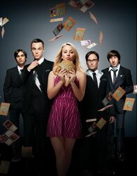The Big Bang Theory – (5. Staffel) - Eine ganz besondere Truppe: Penny (Kaley Cuoco, M.), Sheldon (Jim Parsons, 2.v.l.), Rajesh (Kunal Nayyar, l.), Leonard (Johnny Galecki, 2.v.r.) und Howard (Simon Helberg, r.) ...
