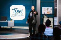 Team Abdel – Abdelkarim startet mit seinem internationalen Team in die zweite Staffel der WDR-Comedyshow "Team Abdel". Der Bielefelder Comedian nimmt wöchentlich aktuelle Themen aus unterschiedlichen Perspektiven satirisch unter die Lupe. In sechs neuen Folgen bietet Abdelkarim mit seinem Team überraschende und meist schräge Lösungsansätze für die gesellschaftlichen Probleme oder Herausforderungen unserer Zeit.