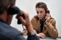 Euer Ehren – Was soll der Clan machen? Arija (Paula Beer) besucht ihren Vater Radan Sailovic (Marek Wlodarczyk) im Gefängnis.