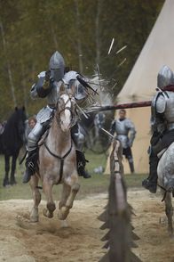 Terra X: Die Welt der Ritter – Tjost hieß der mittelalterliche Zweikampf mit der Lanze. Ziel war es, den Gegner mit einem gezielten Stoß vom Pferd zu befördern.