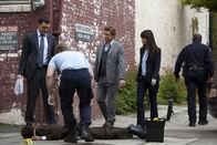 The Mentalist – Als der Gefängniswärter Walton Parsell in einer Gasse von Hangtree, Kalifornien, erstochen aufgefunden wird, beginnen Wayne (Owain Yeoman, l.), Patrick (Simon Baker, M.) und Teresa (Robin Tunney, 2.v.r.) mit den Ermittlungen ...