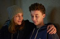 Die Konfirmation – Johanna Winkler (Ulrike C. Tscharre) versucht, ihren Sohn Ben (Tim Litwinschuh) verstehen.