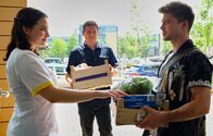In aller Freundschaft – Kris Haas (Jascha Rust, re.) hilft Jakob Heilmann (Karsten Kühn, mi.) dabei, die Einkäufe reinzutragen. Als Lernschwester Jasmin (Leslie-Vanessa Lill, li.) in der Tür steht, scheint es für Jakob fast so, als hätte Kris sich verliebt. Und damit trifft er den Nagel auf den Kopf.