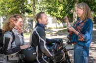 Praxis mit Meerblick – Nora (Tanja Wedhorn, re.) übergibt Richard (Stephan Kampwirth) und Joanna (Anja Antonowicz) den Verlobungsring, den sie am Strand verloren und nun wieder gefunden hat.
