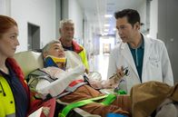 In aller Freundschaft – Dr. Philipp Brentano (Thomas Koch, re.) nimmt von der Notärztin (Sabine Hennig, li.) Sabine Franz (Kathrin Waligura, mi.) entgegen. Sie hatte mit ihrem Mann einen unverschuldeten Autounfall und sich möglicherweise den Arm gebrochen. Sabine ist eine auffallend freundliche und zugewandte Person, die selbst diesem Umstand keinen Groll oder Schuldzuweisungen abgewinnen kann.