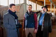 Die Rosenheim-Cops – Die Kommissare Hansen (Igor Jeftić, l.) und Stadler (Dieter Fischer, r.) befragen Holger Reising (Heiko Ruprecht, M.), einen Mitarbeiter des Opfers.